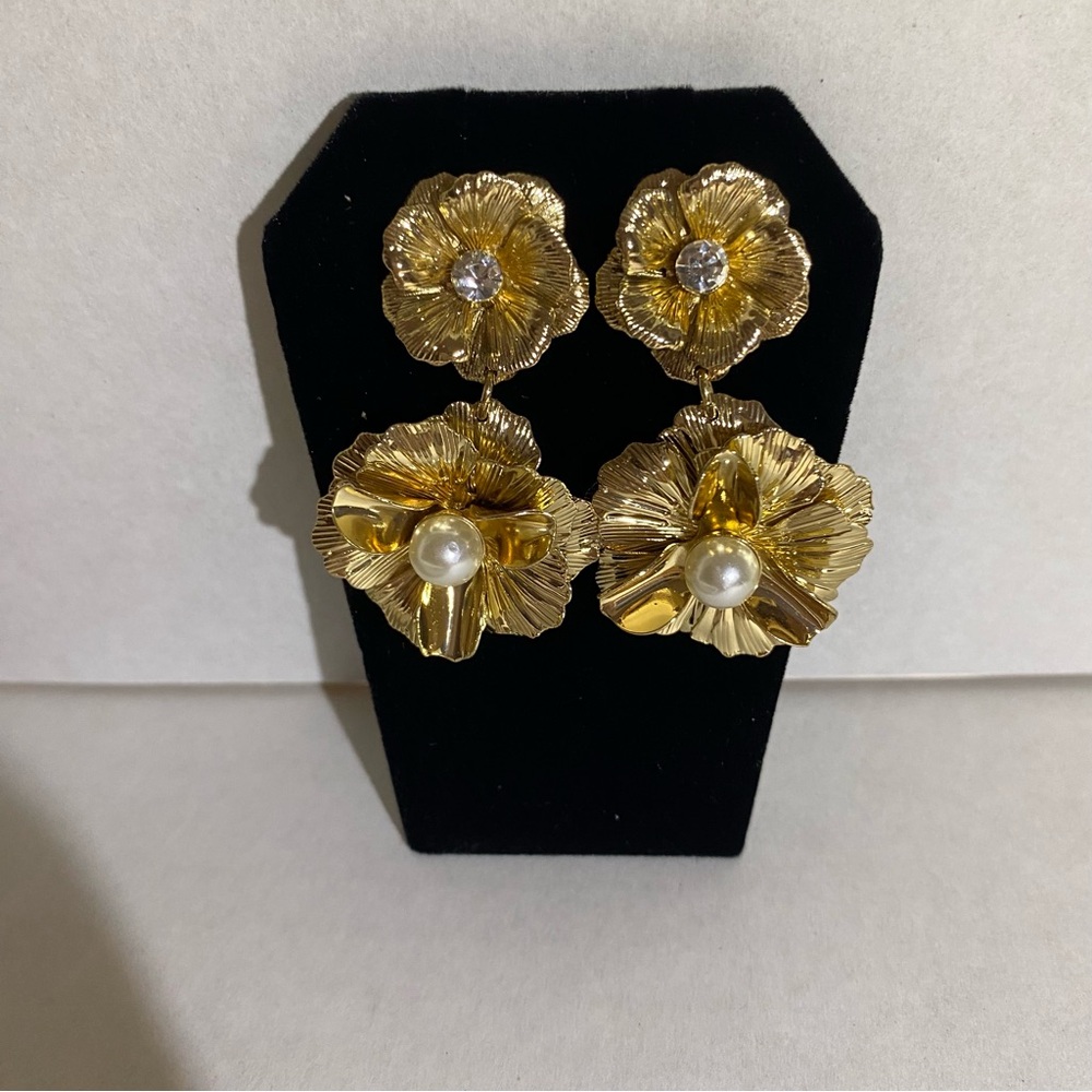 Elegant Gold Floral Drop Earrings